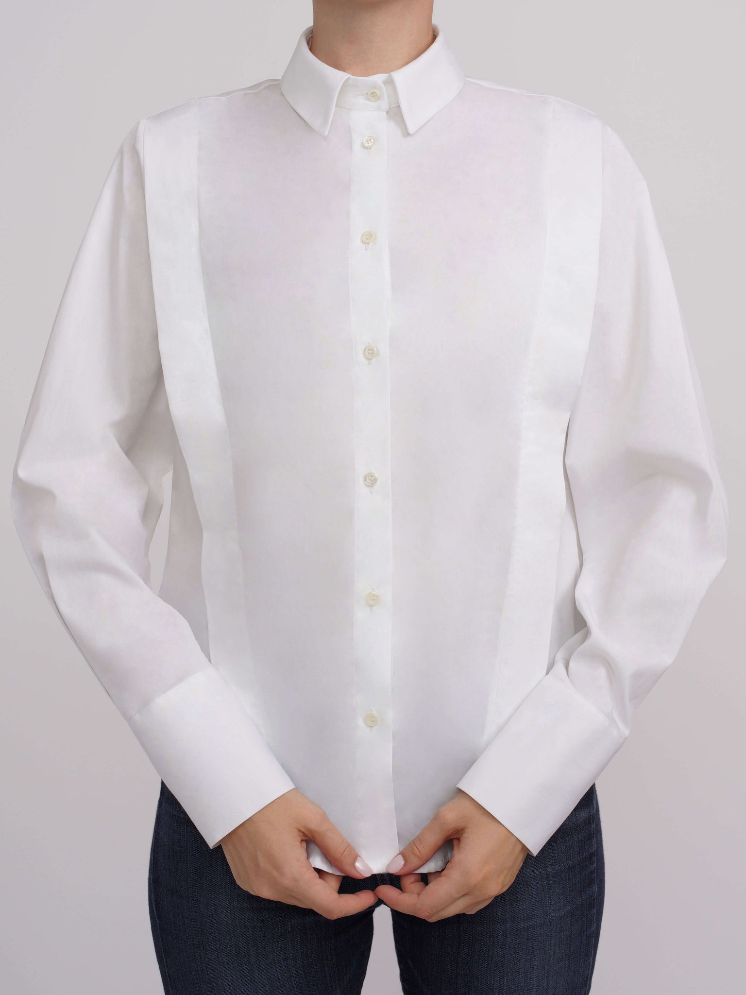 Elegantes Still Hemd aus glatter Baumwoll-Popeline mit sanft verdeckten Öffnungen Front White