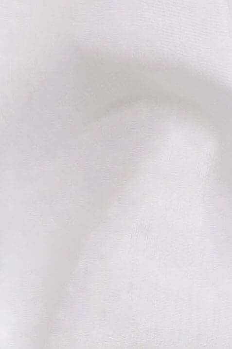 Elegantes Still Hemd aus glatter Baumwoll-Popeline mit sanft verdeckten Öffnungen White Closeup